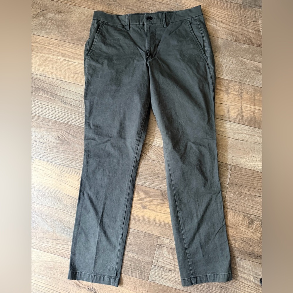 GAP Men’s Essential Khaki Slim Pants in Charcoal Grey. Size 31